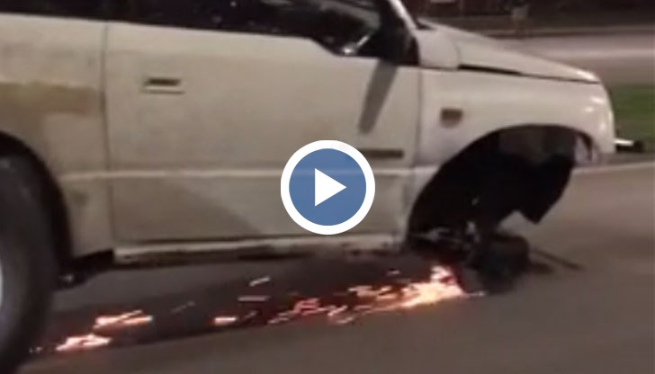 От автомобила хвърчат искри, а шофьорът кара на аварийни светлини