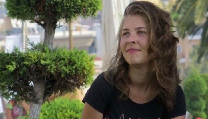 Само намирането на донор, спешна трансплантация в чужбина и 100 000 лв. могат да спасят лъчезарната жена