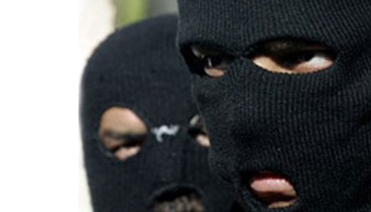 Нападателите заплашили 50-годишния мъж с метална щанга