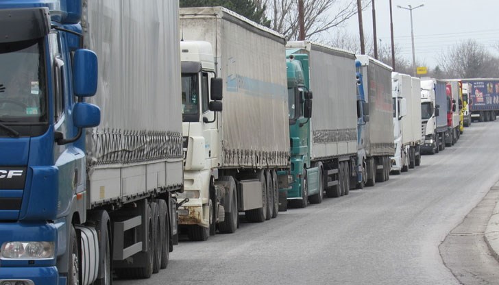 3 километра е колона от товарни автомобили се е образувала на вход на ГКПП „Дунав мост“ 3 километра е колона от товарни автомобили се е образувала на вход на ГКПП „Дунав мост“