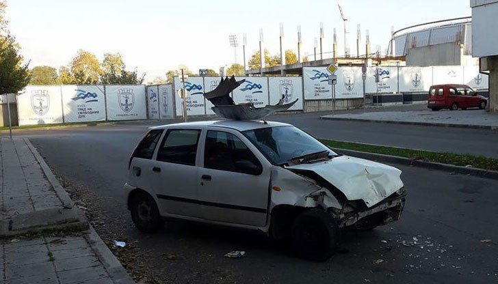 Изоставената кола стои в района на Градския стадион от сутринта