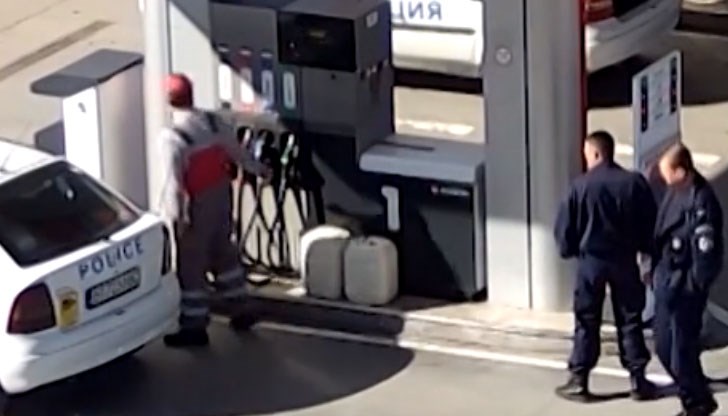 Шефът на пожарната също е заснет как налива гориво на бензиностанцията в пластмасови бутилки Шефът на пожарната също е заснет как налива гориво на бензиностанцията в пластмасови бутилки