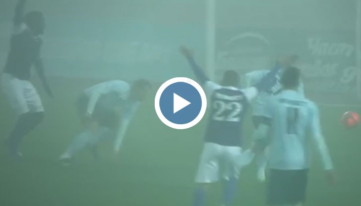 В 35-ата минута играта бе спряна заради дима от димка, която хвърлиха феновете, а над стадион "Ивайло" стана почти непрогледно