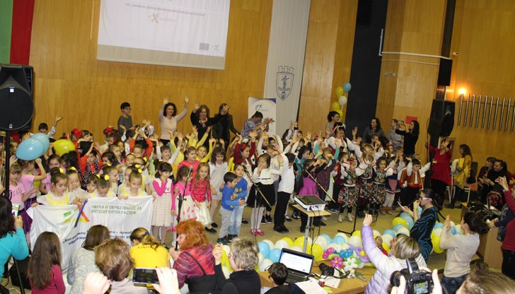 170 деца се изявиха на сцената на пленарна зала, за да покажат какво знаят и могат