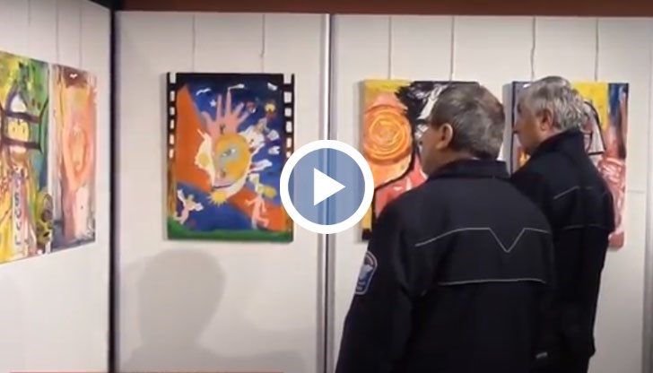 Теодор Тончев се представя с живопис, а Лили Рикардо - с картини на тема "21 приказки от българския фолклор"