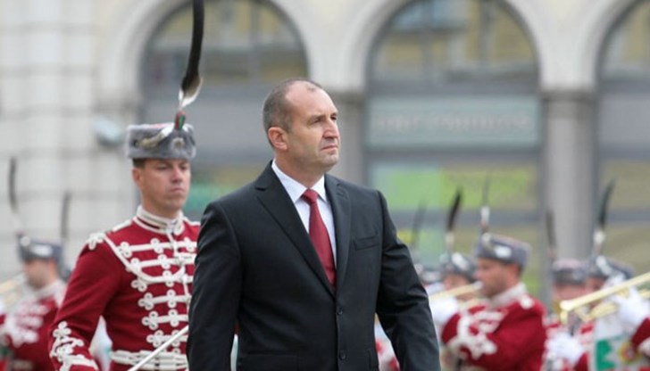 Националният флаг бе издигнат пред президентската институция