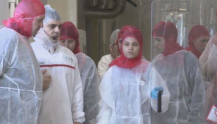 В реална работна среда гимназистите стават част от системата „учене чрез работа“ В реална работна среда гимназистите стават част от системата „учене чрез работа“