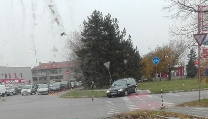 Джигитът изкърти знака, защото иска да заобиколи ограничително колче