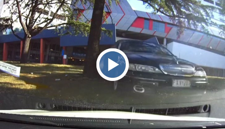Камери показват как колата минава през паркиран автомобил и се удря в сграда