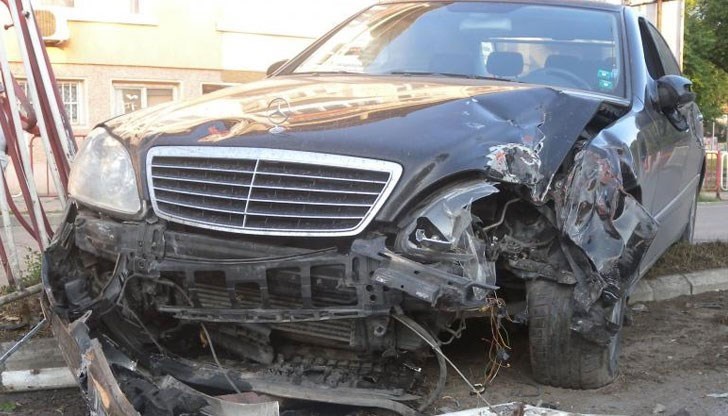 Мерцедес с пловдивска регистрация блъска БМВ с русенска, което се удря в Пежо / Снимката е илюстративна