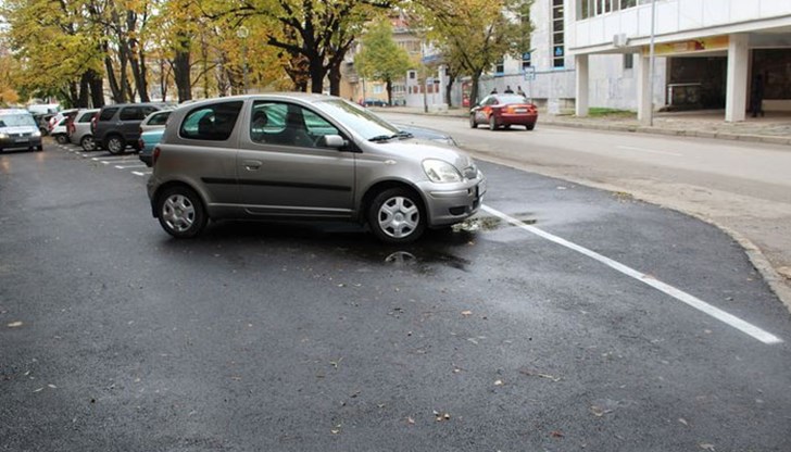 Теренът е маркиран с 13 места за паркиране