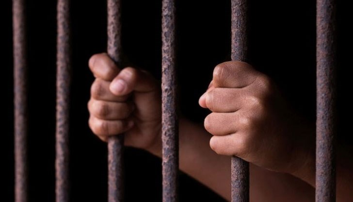 Той трябва да заплати и на двама от измамените 2 600 лева Той трябва да заплати и на двама от измамените 2 600 лева