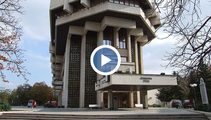 Вандали са посегнали дори на коледната украса по стълбовете