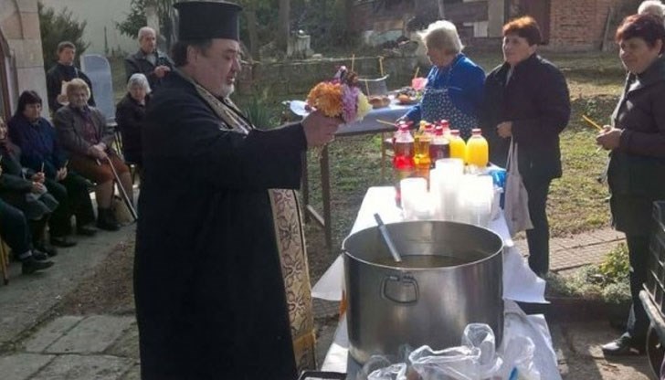 Ритуалът беше в двора на 124-годишната църква "Св. Архангел Михаил" Ритуалът беше в двора на 124-годишната църква "Св. Архангел Михаил"