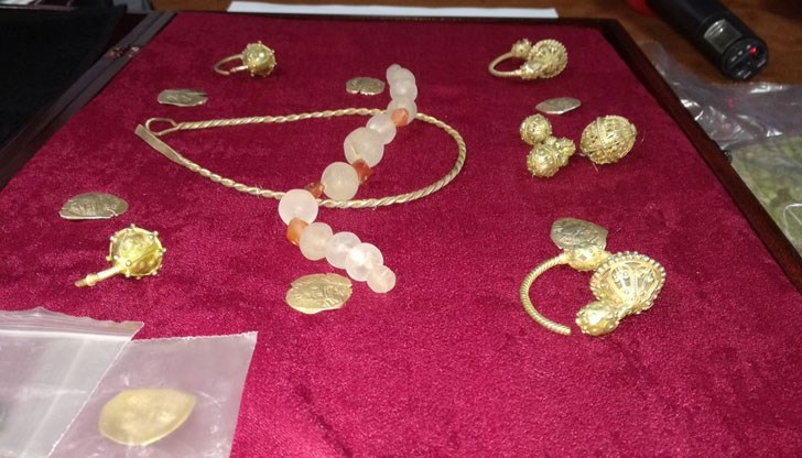 Златните накити са от 12 век и количеството им е около 3 килограма по първоначална информация