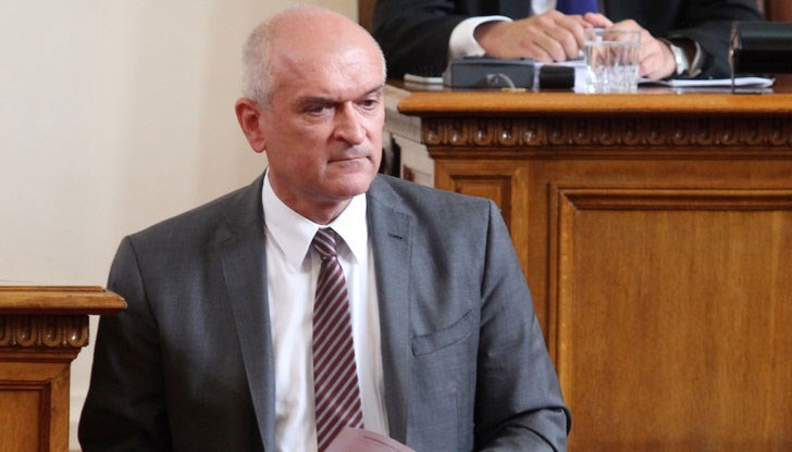 Председателят на НС подава оставка, за да не падне правителството