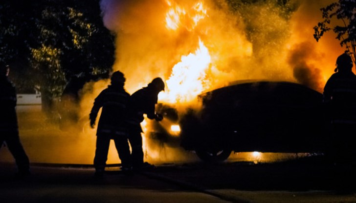 Неизвестни извършители подпалиха автомобила на Божил Иванов