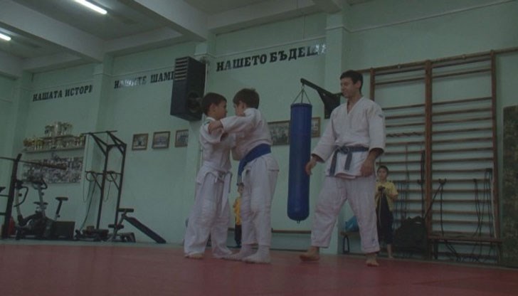 Вече пети месец Евгени се грижи за двете братчета