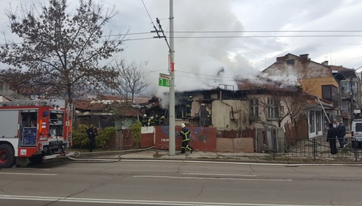 Гасенето на пожара бе затруднено и от натоварения трафик