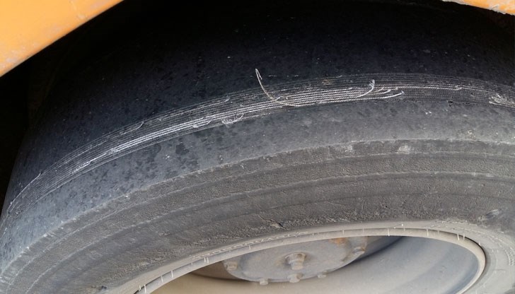 Така изглежда гума на тролейбус от градския транспорт в Русе