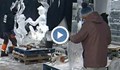 Творци ваят ледени фигури при минус 8 градуса