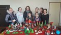 Младежи от Новград изненадаха самотни хора с ръчно изработени подаръци