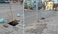 Дупка по булевард "Неофит Бозвели" втори месец краси тротоара