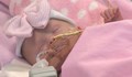 Лекари спасиха бебе, родено със сърце извън гръдния кош