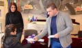 Кметът на Девня раздаде по 100 лева на сираци