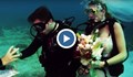 Младоженци се венчаха под водата