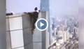 Китаец падана от небостъргач при опит за селфи