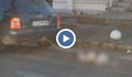 Мъж влачи с кола куче в безпомощно състояние