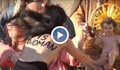 Гола активистка опита да вземе бебето Исус от сценка във Ватикана