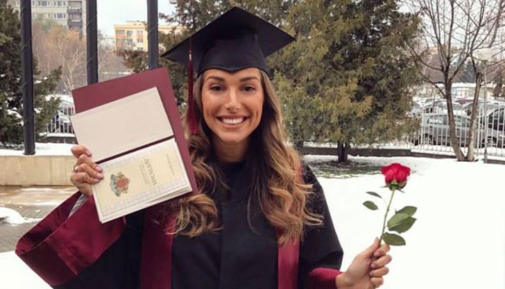 Вижте какво си намерих - Диплома, написа шеговито във Фейсбук хубавицата