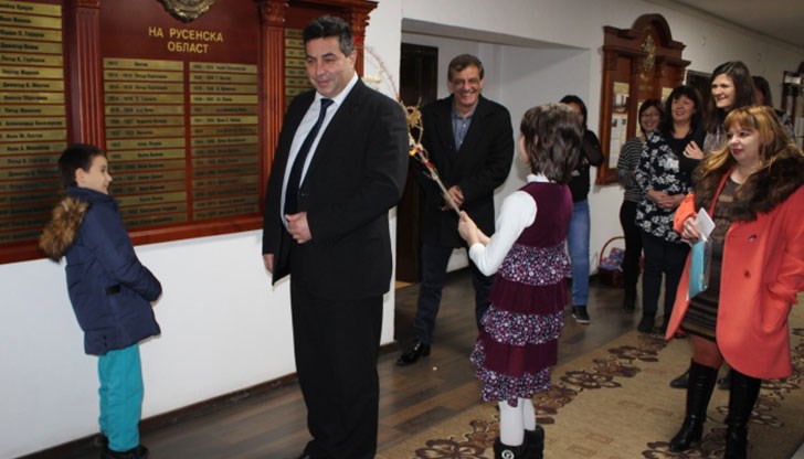 Коледно настроение озари Областна администрация Русе