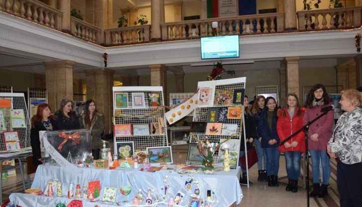 Във фоайето на Ректората са изложени изделия на приложното изкуство, изработени от студенти от различни специалности на Русенския университет Във фоайето на Ректората са изложени изделия на приложното изкуство, изработени от студенти от различни специалности на Русенския университет