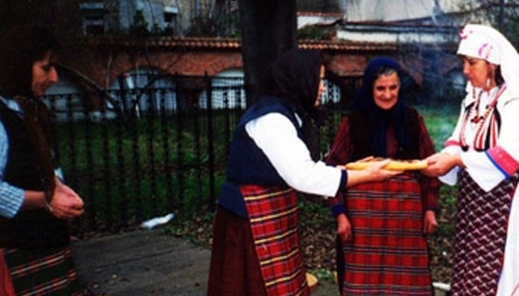 В някои райони на страната месят питки и ги раздават на пътниците, за да отнесат със себе си болестите В някои райони на страната месят питки и ги раздават на пътниците, за да отнесат със себе си болестите