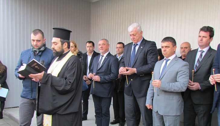 Помещението бе открито със символично прерязване на лента