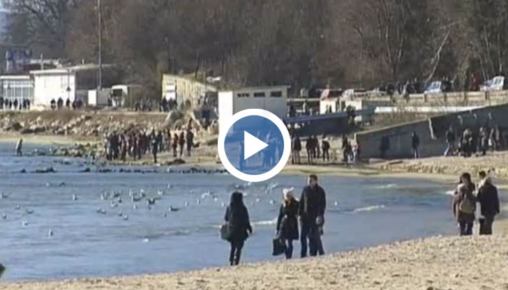 Не липсват и ентусиасти, които влязоха във водата да поплуват