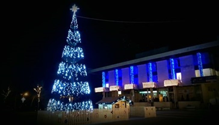 Със заря и празник светнаха коледните светлини в Свищов Със заря и празник светнаха коледните светлини в Свищов