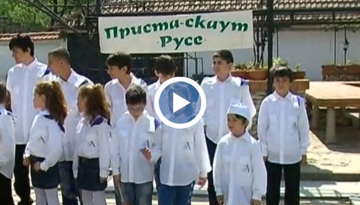 Членовете на клуб "Приста" са изработили коледни украшения, сувенири и картички, които предлагат на благотворителен базар