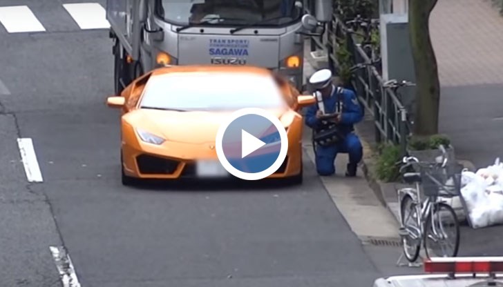 Полицаят съставя акт на шофьора