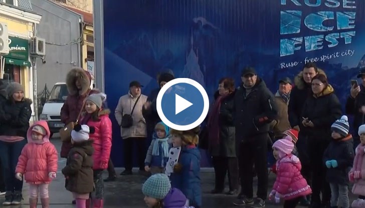 Елза, Анна и Олаф пренесоха децата в света на приказките