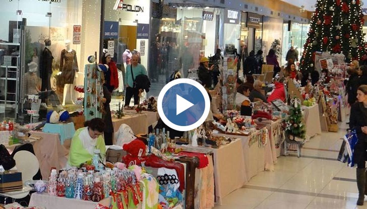 Ценителите могат да намерят на 25-те щанда ръчно изработени бижута, сувенири от рисувано стъкло,  ароматни свещи и още невероятни подаръци