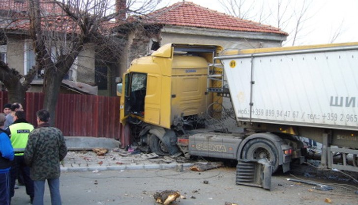 Камионът е направил дупка в стената /Снимката е илюстративна/ Камионът е направил дупка в стената /Снимката е илюстративна/