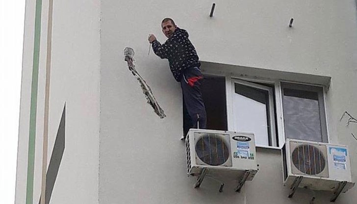 Баш майсторът трябвало да си смени тръбата на климатика