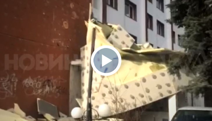 Студенти разказват, че са чули силен трясък от падането на изолацията