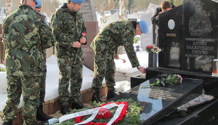На 27 декември 2003 г. българският контингент в Ирак дава първите си жертви, в резултат на атака срещу база „Индия“