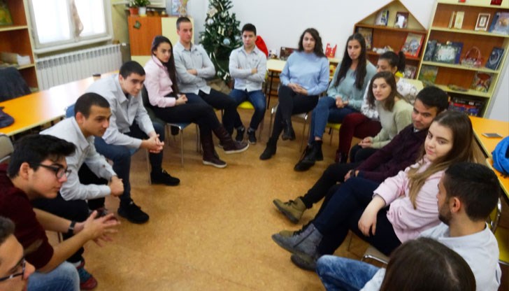 Ученици влязоха в ролите на медиатори в Международния ден на доброволеца