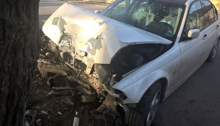 „Опел Корса“ се блъска в крайпътно дърво / Снимката е илюстративна „Опел Корса“ се блъска в крайпътно дърво / Снимката е илюстративна